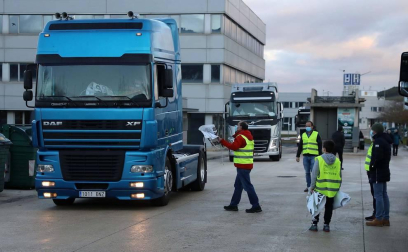 Transportistas navarros marcharon este sábado, 5 de diciembre, por las rondas de Pamplona para protestar contra las medidas del IRPF anunciadas por el Gobierno foral.