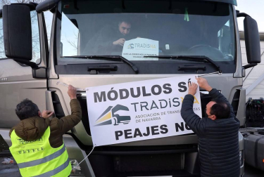 Transportistas navarros marcharon este sábado, 5 de diciembre, por las rondas de Pamplona para protestar contra las medidas del IRPF anunciadas por el Gobierno foral.