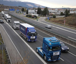 Transportistas navarros marcharon este sábado, 5 de diciembre, por las rondas de Pamplona para protestar contra las medidas del IRPF anunciadas por el Gobierno foral.