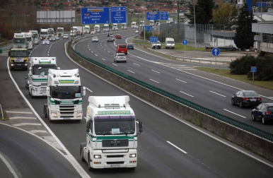 Transportistas navarros marcharon este sábado, 5 de diciembre, por las rondas de Pamplona para protestar contra las medidas del IRPF anunciadas por el Gobierno foral.