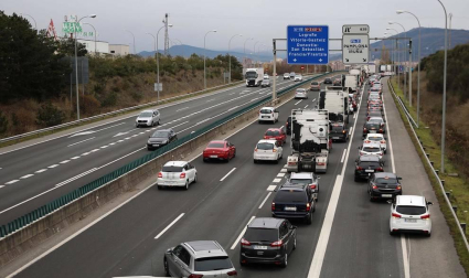 Transportistas navarros marcharon este sábado, 5 de diciembre, por las rondas de Pamplona para protestar contra las medidas del IRPF anunciadas por el Gobierno foral.