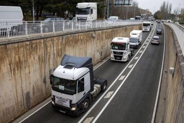Transportistas navarros marcharon este sábado, 5 de diciembre, por las rondas de Pamplona para protestar contra las medidas del IRPF anunciadas por el Gobierno foral.