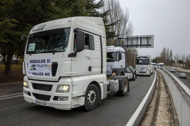 Transportistas navarros marcharon este sábado, 5 de diciembre, por las rondas de Pamplona para protestar contra las medidas del IRPF anunciadas por el Gobierno foral.