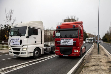 Transportistas navarros marcharon este sábado, 5 de diciembre, por las rondas de Pamplona para protestar contra las medidas del IRPF anunciadas por el Gobierno foral.