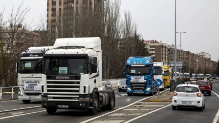Transportistas navarros marcharon este sábado, 5 de diciembre, por las rondas de Pamplona para protestar contra las medidas del IRPF anunciadas por el Gobierno foral.