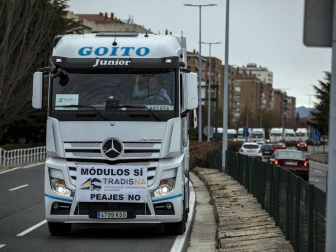 Transportistas navarros marcharon este sábado, 5 de diciembre, por las rondas de Pamplona para protestar contra las medidas del IRPF anunciadas por el Gobierno foral.