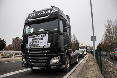 Transportistas navarros marcharon este sábado, 5 de diciembre, por las rondas de Pamplona para protestar contra las medidas del IRPF anunciadas por el Gobierno foral.