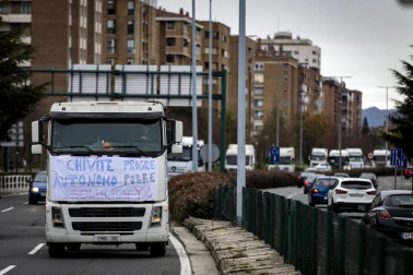 Transportistas navarros marcharon este sábado, 5 de diciembre, por las rondas de Pamplona para protestar contra las medidas del IRPF anunciadas por el Gobierno foral.