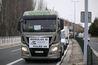 Transportistas navarros marcharon este sábado, 5 de diciembre, por las rondas de Pamplona para protestar contra las medidas del IRPF anunciadas por el Gobierno foral.