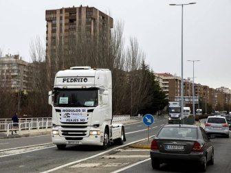 Transportistas navarros marcharon este sábado, 5 de diciembre, por las rondas de Pamplona para protestar contra las medidas del IRPF anunciadas por el Gobierno foral.