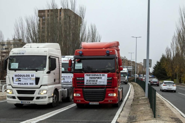 Transportistas navarros marcharon este sábado, 5 de diciembre, por las rondas de Pamplona para protestar contra las medidas del IRPF anunciadas por el Gobierno foral.
