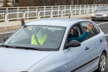 Transportistas navarros marcharon este sábado, 5 de diciembre, por las rondas de Pamplona para protestar contra las medidas del IRPF anunciadas por el Gobierno foral.