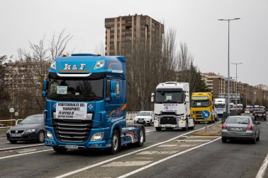 Transportistas navarros marcharon este sábado, 5 de diciembre, por las rondas de Pamplona para protestar contra las medidas del IRPF anunciadas por el Gobierno foral.