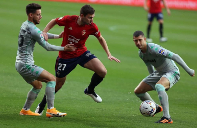 Galería de fotos del partido entre Osasuna y Betis, que ha finalizado con derrota rojilla por 0-2