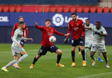 Galería de fotos del partido entre Osasuna y Betis, que ha finalizado con derrota rojilla por 0-2