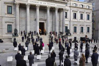 Las restricciones y el frío marcan un homenaje a la Constitución desangelado