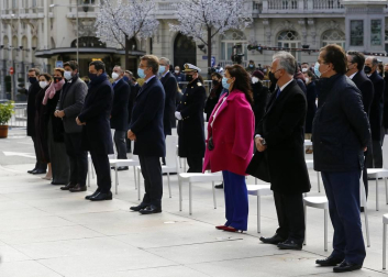 Las restricciones y el frío marcan un homenaje a la Constitución desangelado