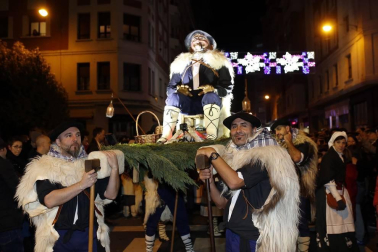Paso de la tradicional comitiva del carbonero por las calles de la capital navarra dando inicio a las Navidades 2019