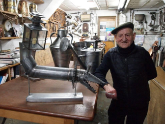 Expondrá en la casa de cultura de la localidad sesenta piezas manufacturadas en su taller durante el confinamiento.