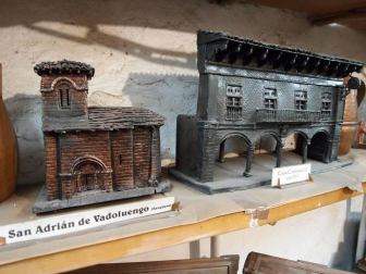 Expondrá en la casa de cultura de la localidad sesenta piezas manufacturadas en su taller durante el confinamiento.