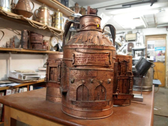 Expondrá en la casa de cultura de la localidad sesenta piezas manufacturadas en su taller durante el confinamiento.