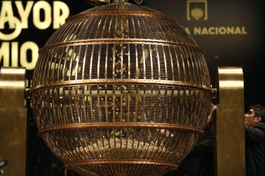 Fotos de los asistentes, disfraces y de los mejores momentos del sorteo de Lotería de Navidad 2018, celebrado en el Teatro Real de Madrid