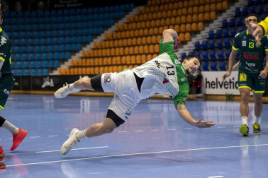 Helvetia Anaitasuna ha ganado 30-25 a Viveros Herol Nava, su cuarta victoria consecutiva que le coloca en sexta posición de la Liga Sacyr Asobal.