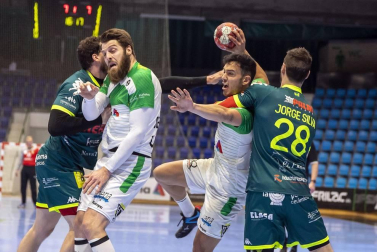 Helvetia Anaitasuna ha ganado 30-25 a Viveros Herol Nava, su cuarta victoria consecutiva que le coloca en sexta posición de la Liga Sacyr Asobal.