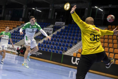 Helvetia Anaitasuna ha ganado 30-25 a Viveros Herol Nava, su cuarta victoria consecutiva que le coloca en sexta posición de la Liga Sacyr Asobal.