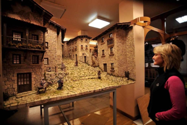 La pandemia no ha permitido a la Asociación de Belenistas de Tafalla abrir su tradicional exposición. Sin embargo, sus creaciones se pueden contemplar en varios comercios locales