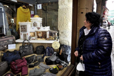 La pandemia no ha permitido a la Asociación de Belenistas de Tafalla abrir su tradicional exposición. Sin embargo, sus creaciones se pueden contemplar en varios comercios locales