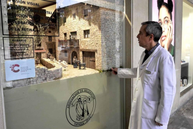 La pandemia no ha permitido a la Asociación de Belenistas de Tafalla abrir su tradicional exposición. Sin embargo, sus creaciones se pueden contemplar en varios comercios locales