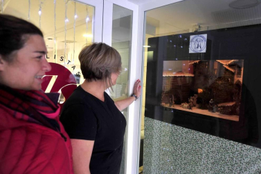 La pandemia no ha permitido a la Asociación de Belenistas de Tafalla abrir su tradicional exposición. Sin embargo, sus creaciones se pueden contemplar en varios comercios locales