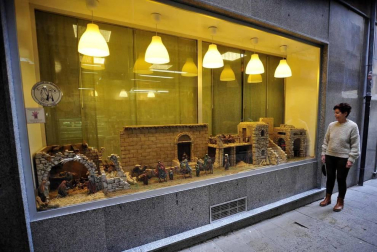 La pandemia no ha permitido a la Asociación de Belenistas de Tafalla abrir su tradicional exposición. Sin embargo, sus creaciones se pueden contemplar en varios comercios locales