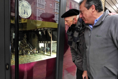 La pandemia no ha permitido a la Asociación de Belenistas de Tafalla abrir su tradicional exposición. Sin embargo, sus creaciones se pueden contemplar en varios comercios locales