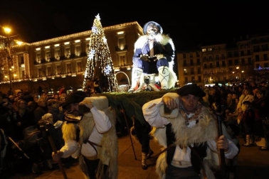 Paso de la tradicional comitiva del carbonero por las calles de la capital navarra dando inicio a las Navidades 2019