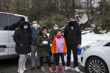 Grupos de amigos y familias han acudido este domingo al santuario de San Miguel de Aralar para disfrutar de la nieve