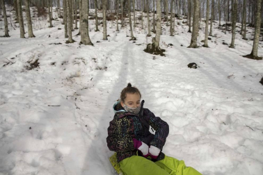 Grupos de amigos y familias han acudido este domingo al santuario de San Miguel de Aralar para disfrutar de la nieve