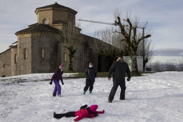 Grupos de amigos y familias han acudido este domingo al santuario de San Miguel de Aralar para disfrutar de la nieve
