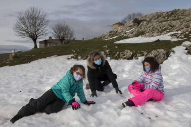 Grupos de amigos y familias han acudido este domingo al santuario de San Miguel de Aralar para disfrutar de la nieve