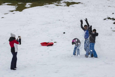Grupos de amigos y familias han acudido este domingo al santuario de San Miguel de Aralar para disfrutar de la nieve
