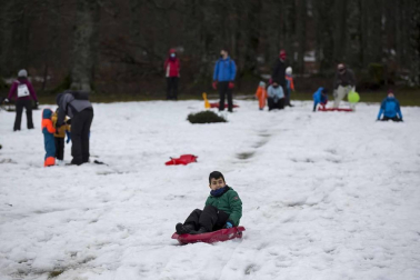Grupos de amigos y familias han acudido este domingo al santuario de San Miguel de Aralar para disfrutar de la nieve