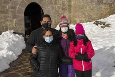 Grupos de amigos y familias han acudido este domingo al santuario de San Miguel de Aralar para disfrutar de la nieve