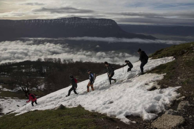 Grupos de amigos y familias han acudido este domingo al santuario de San Miguel de Aralar para disfrutar de la nieve