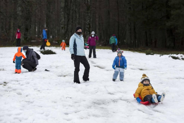 Grupos de amigos y familias han acudido este domingo al santuario de San Miguel de Aralar para disfrutar de la nieve