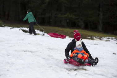 Grupos de amigos y familias han acudido este domingo al santuario de San Miguel de Aralar para disfrutar de la nieve