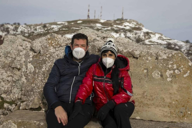 Grupos de amigos y familias han acudido este domingo al santuario de San Miguel de Aralar para disfrutar de la nieve
