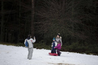 Grupos de amigos y familias han acudido este domingo al santuario de San Miguel de Aralar para disfrutar de la nieve