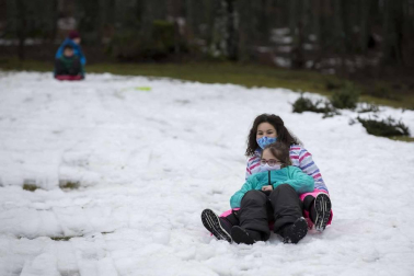 Grupos de amigos y familias han acudido este domingo al santuario de San Miguel de Aralar para disfrutar de la nieve