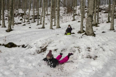 Grupos de amigos y familias han acudido este domingo al santuario de San Miguel de Aralar para disfrutar de la nieve